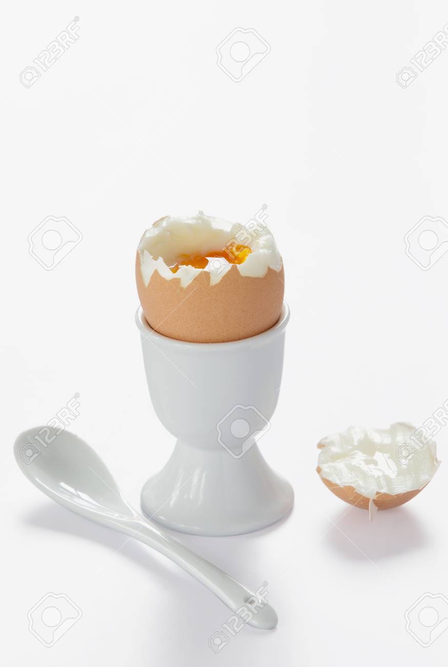 ゆで卵 スプーンとカップの白い背景の分離 の写真素材 画像素材 Image