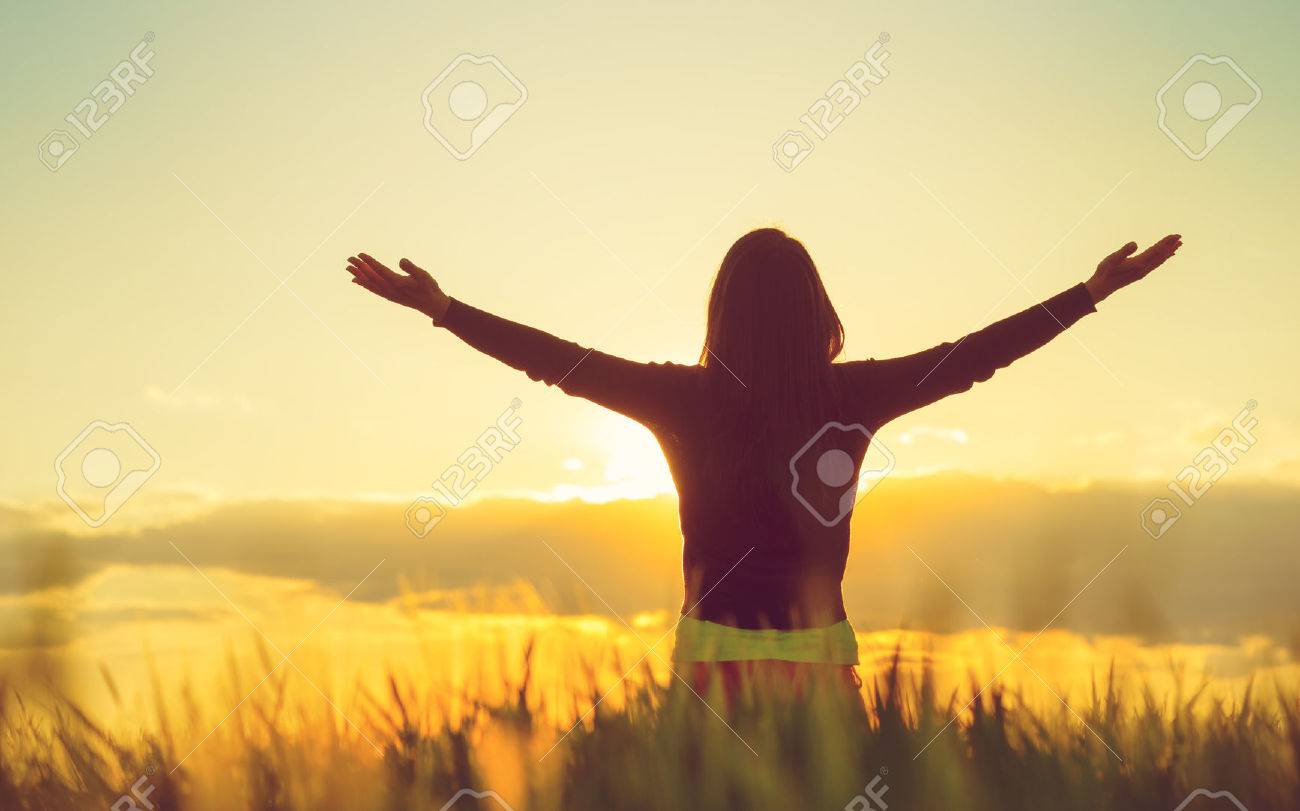Woman feeling free in a beautiful natural setting. - 59196083 Woman feeling free in a beautiful natural setting. - 59196083