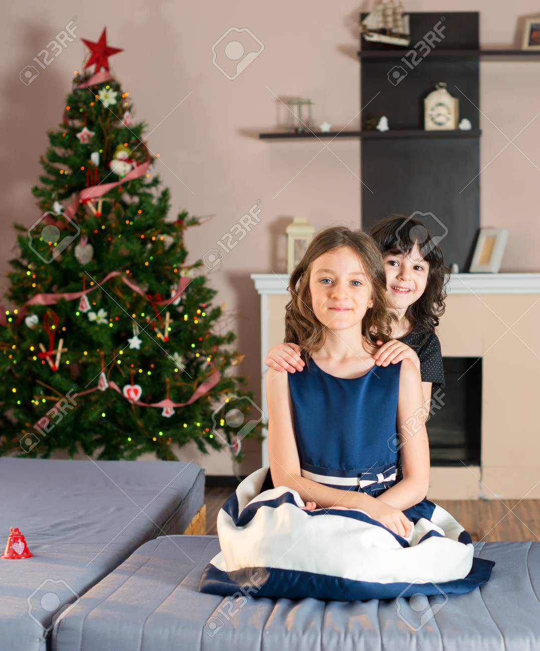Regali Di Natale Sorella.Immagini Stock Sorella Maggiore Con Quella Piu Giovane Ragazze Che Si Siedono Sul Divano Vicino A Un Albero Di Natale E Regali Image 73845921