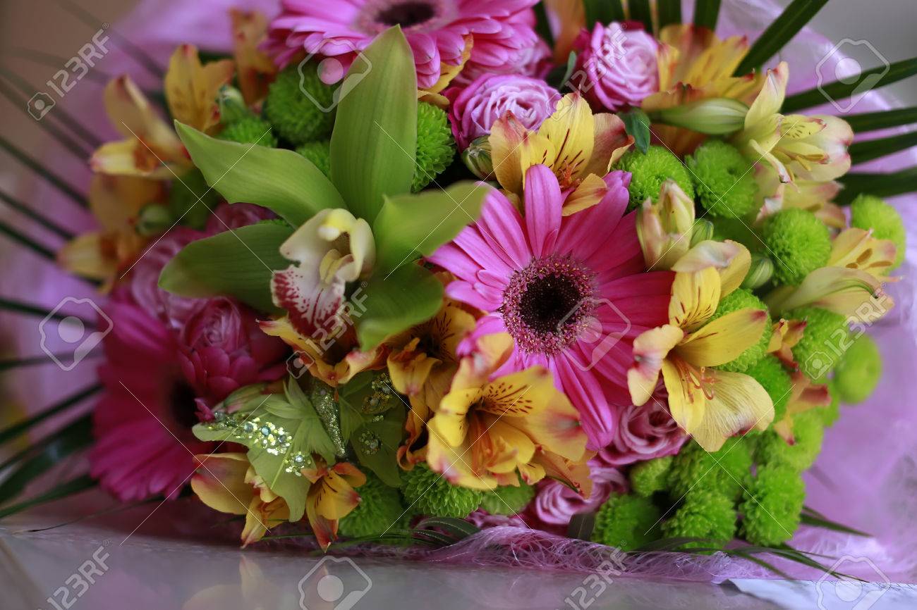 緑 黄 ピンクの花束の花のクローズ アップ 横画像夏春の多彩な の写真素材 画像素材 Image
