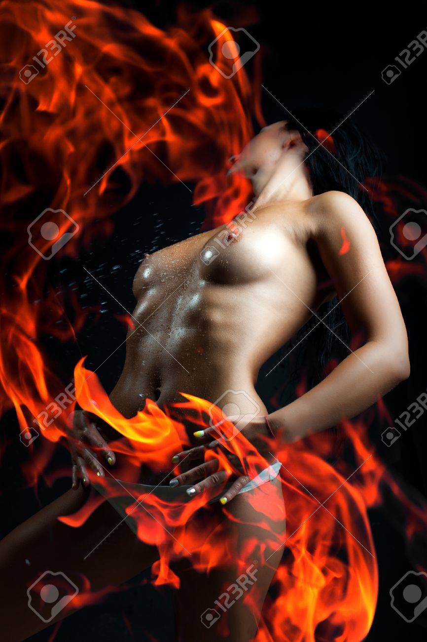 Seductor Modelo Desnuda Sexy Erótico Hembra Joven Con Recta Baile Hermoso  Cuerpo En El Fuego De Color Naranja Y Rojo Sobre Fondo Negro, Imagen  Vertical Fotos, retratos, imágenes y fotografía de archivo