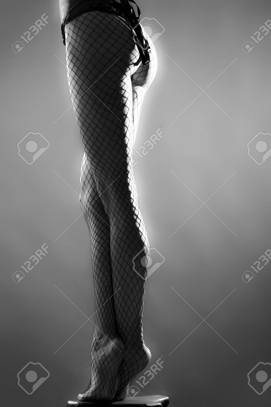 背景の黒と白 縦画像をまっすぐ細いセクシーな女性足のグレーの上に立って黒網タイツで裸足 の写真素材 画像素材 Image 背景の黒と白 縦画像をまっすぐ細いセクシーな女性足のグレーの上に立って黒網タイツで裸足 の写真素材 画像素材 Image
