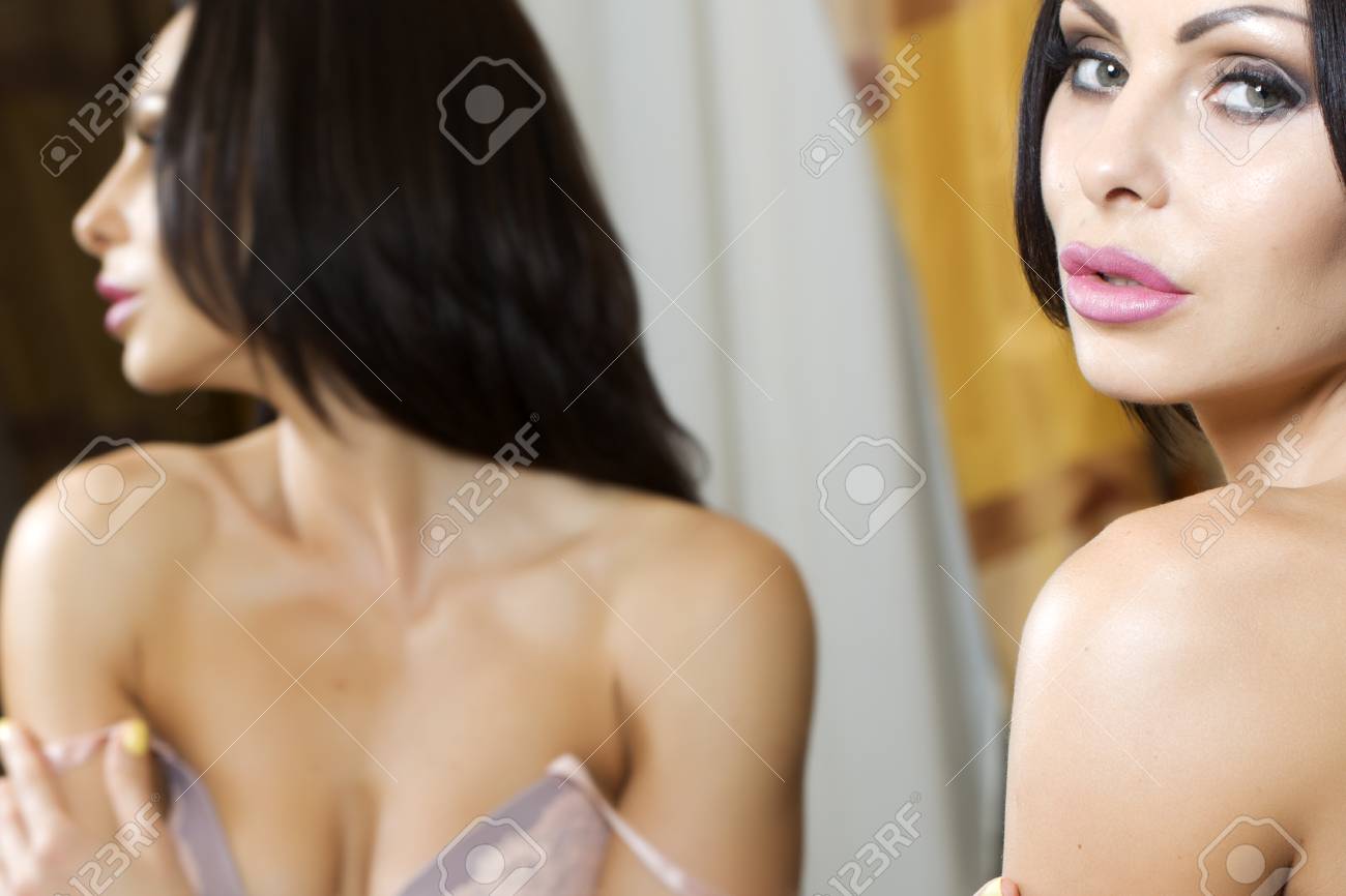 エロアイシャドー 明るい化粧とピンクの唇がエロ紫下着裸肩、画像の水平方向に座って鏡に反映して美しいセクシーな若いブルネットの女性の肖像画の写真素材・画像素材 Image  42855448