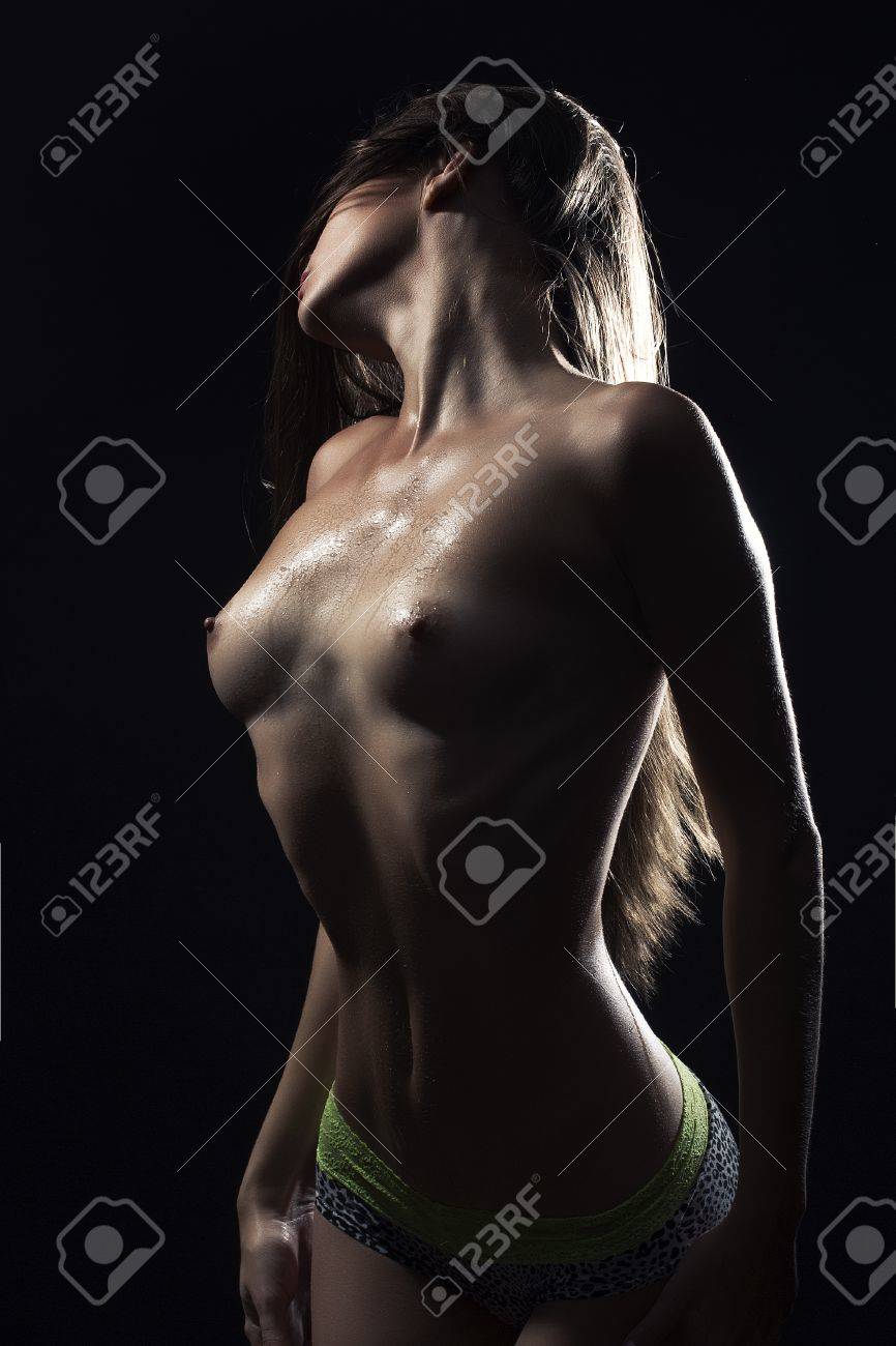 Desnudo Cuerpo Femenino Recta De La Mujer Joven En Bragas Con La Piel  Húmeda Y Suave Vientre Plano Hermosas Tetas Con Pezones De Pie Sobre Fondo  Negro, Imagen Vertical Fotos, retratos, imágenes