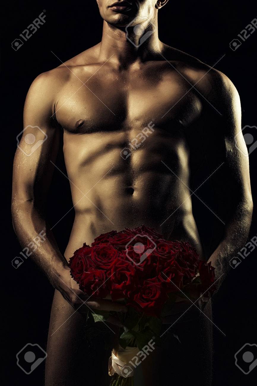 Hombre Desnudo Sexy Con Bonito Cuerpo Muscular Fuerte La Celebración De  Grandes Fresca Rosa Roja Ramo De Las Flores En Los Genitales De Pie Sobre  Fondo Negro, Imagen Vertical Fotos, retratos, imágenes