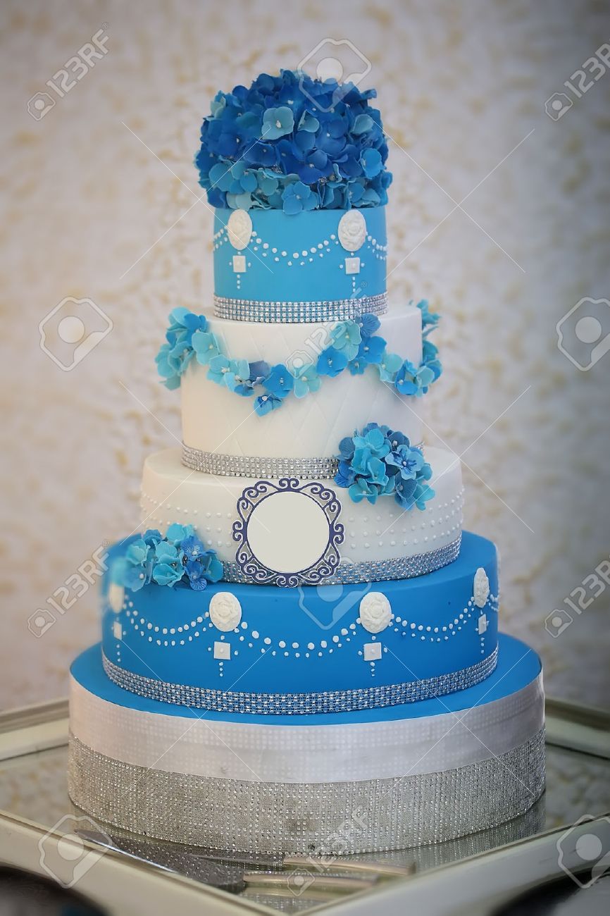 Un Gros Délicieux De Nombreux Niveaux Décoré Gâteau De Mariage Belles Couleurs Blanc Et Bleu Avec La Fleur Garlad Et Hortensia Bouquet Sur Le Dessus
