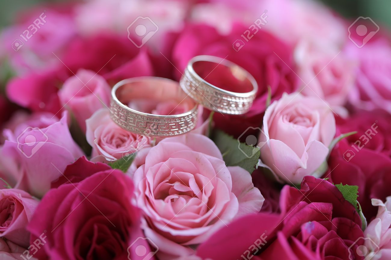 Gros Plan Dune Belle Fraîcheur Rose Et Rose Rouge Bouquet De Fleurs Avec Deux Anneaux De Mariage Dor De Limage Horizontale