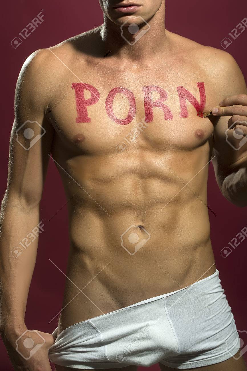 Nahaufnahme Von Einem Hübschen Nackten Muskulösen Mann In Der Weißen  Unterwäsche Mit Schönem Sexy Torso Mit Dem Text Des Pornos Geschrieben  Durch Den Roten Lippenstift, Der Im Studio Auf Purpurrotem Hintergrund,  Vertikales