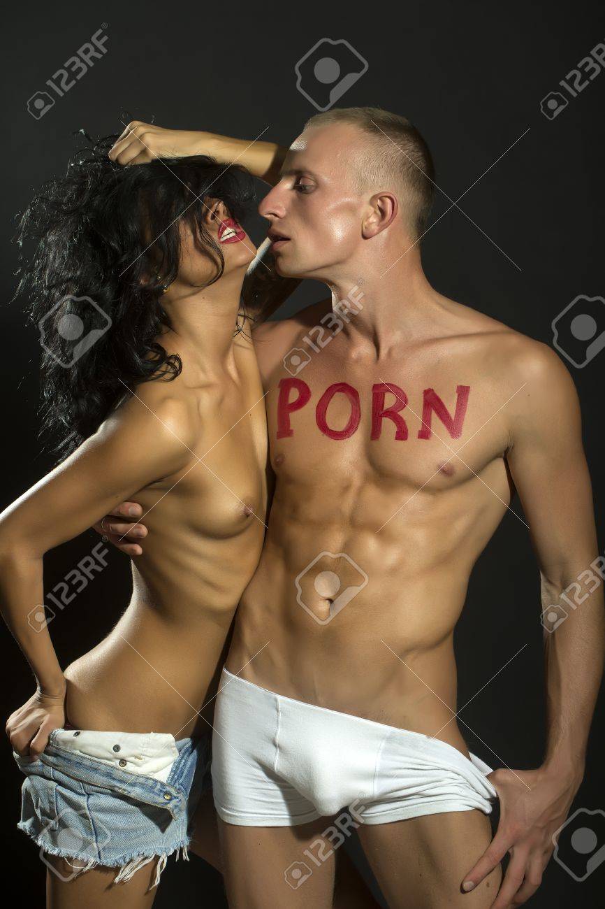 Sexy Junge Entkleidete Paar Muskulöse Junge Mit Porno Text Auf Der Brust  Und Mädchen Mit Glatten Schönen Körper Stehend Umarmt Nahe Beieinander In  Studio Auf Schwarzem Hintergrund, Vertikale Foto Lizenzfreie Fotos, Bilder