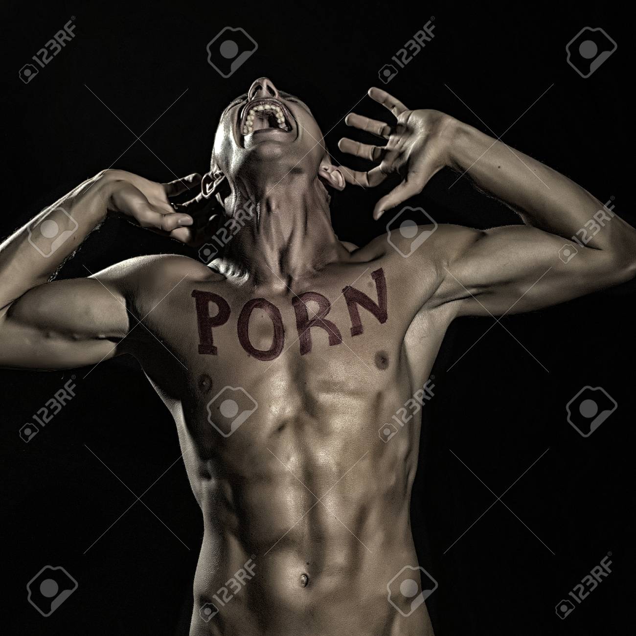 Ein Hübscher Nackter Muskulöser Schreiender Mann Mit Schönem Sexy Körper  Mit Text Des Pornos Geschrieben Durch Den Roten Lippenstift, Der Mit Den  Angehobenen Händen Im Studio Auf Schwarzem Hintergrund, Quadratisches Bild  Steht
