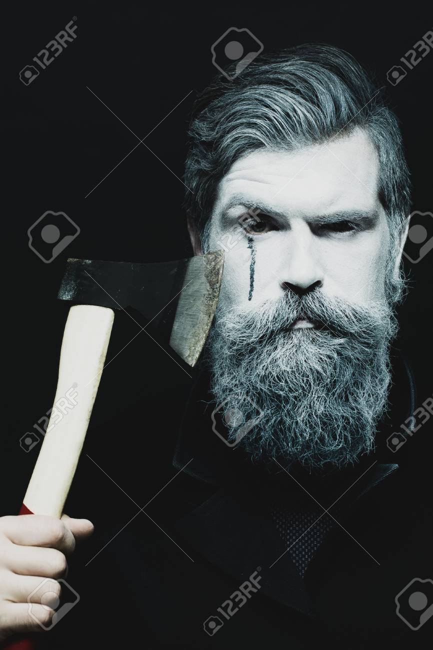 Portrait Nahaufnahme Ansicht Einer Halloween Feier Urlaub Charackter Alterer Mann Mit Gespenstischem Gesicht Gemalt Von Zombi Und Langen Weissen Uppigen Bart Halt Axt Schwarz Und Weiss Vertikale Bild Lizenzfreie Fotos Bilder Und Stock