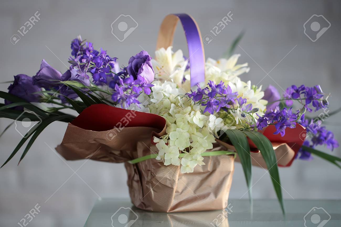Closeup Beau Bouquet De Fleurs Blanches Et Violettes Tendres Mixtes Décorées Avec Des Feuilles Vertes En Paquet De Papier Avec Poignée Sur La Table En
