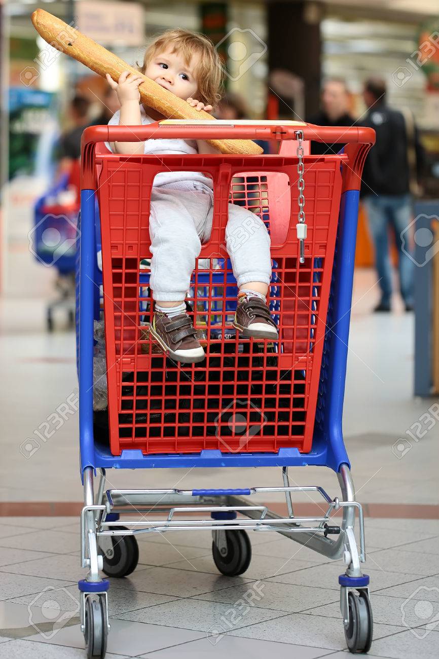Primer Hermosa Celebracion Bebe Lindo Y Pan Frances Morder Sentado En Rojo Y Azul Carrito De La Compra Contra El Supermercado Lleno De Gente Fondo Imagen Vertical Fotos Retratos Imagenes Y Fotografia