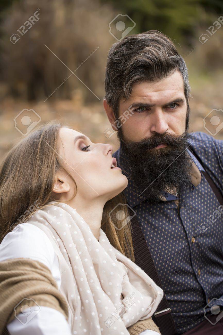 Una Hermosa Elegante Tierna Pareja De La Mujer Joven Y Hombre Mayor Con Barba Larga Negro Abrazando A Cerca Uno Del Otro Al Aire Libre En Otoño En El Fondo Natural, Imagen Una Hermosa Elegante Tierna Pareja De La Mujer Joven Y Hombre Mayor Con Barba Larga Negro Abrazando A Cerca Uno Del Otro Al Aire Libre En Otoño En El Fondo Natural, Imagen