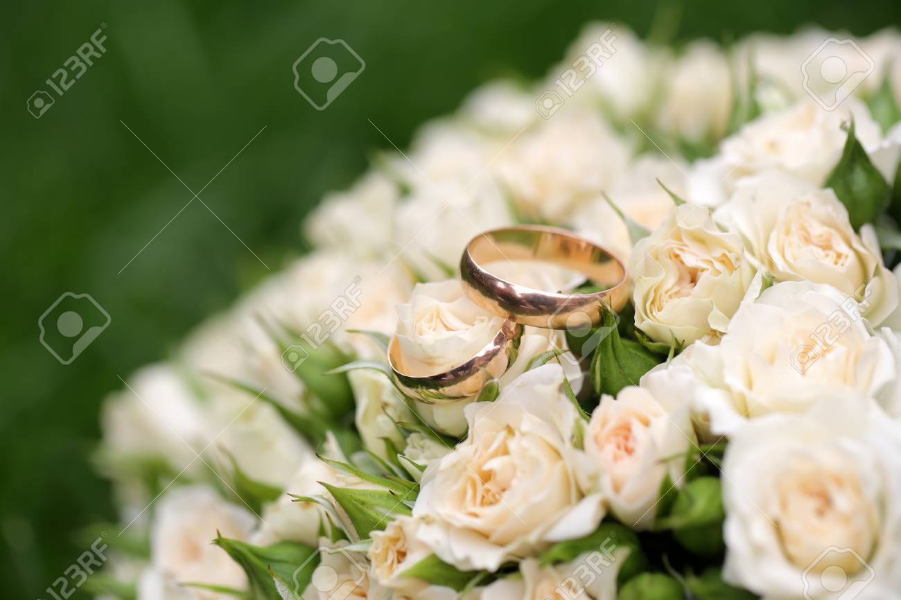 Closeup Vue Dun Beau Bouquet De Grand Mariage Blanc Jaune Lumineux Frais De Fleurs Roses Allongé Sur Lherbe Verte Journée Ensoleillée En Plein Air
