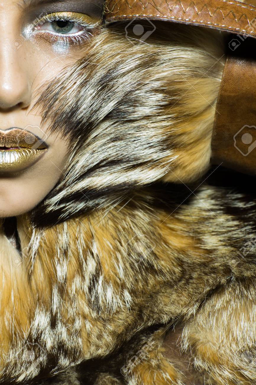 明るい黄金の動物猿メイク スタジオ 画像の垂直方向での毛皮のコートで顔にトゲがあると 1 つの美しい野生若い女性のポートレート クローズ アップ の写真素材 画像素材 Image