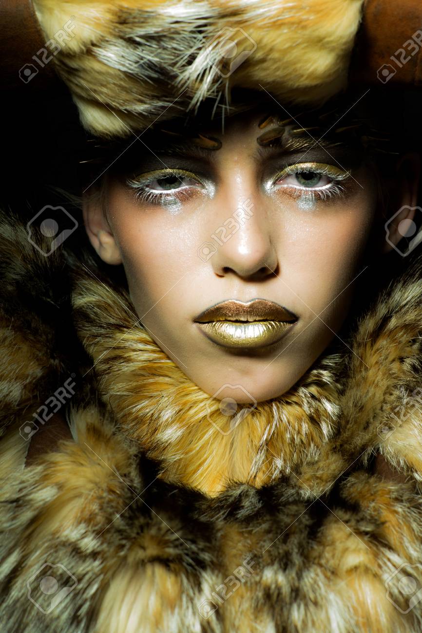 明るい黄金の動物猿メイク スタジオ 画像の垂直方向での毛皮のコートで顔にトゲがあると 1 つの美しい野生若い女性のポートレート クローズ アップ の写真素材 画像素材 Image