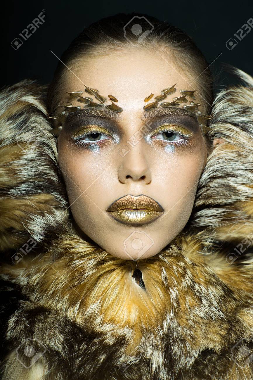 明るい黄金の動物猿メイク スタジオ 画像の垂直方向での毛皮のコートで顔にトゲがあると 1 つの美しい野生若い女性のポートレート クローズ アップ の写真素材 画像素材 Image