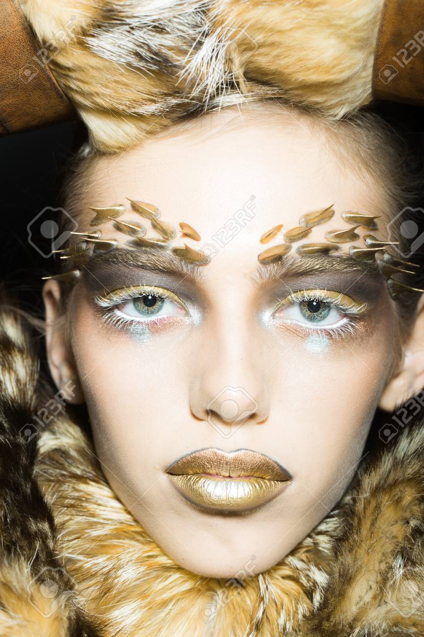 明るい黄金の動物猿メイク スタジオ 画像の垂直方向での毛皮のコートで顔にトゲがあると 1 つの美しい野生若い女性のポートレート クローズ アップ の写真素材 画像素材 Image
