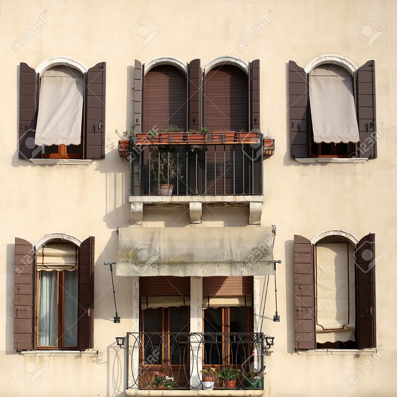Foto primo piano di beige intonacato facciata di finestre casa di ...