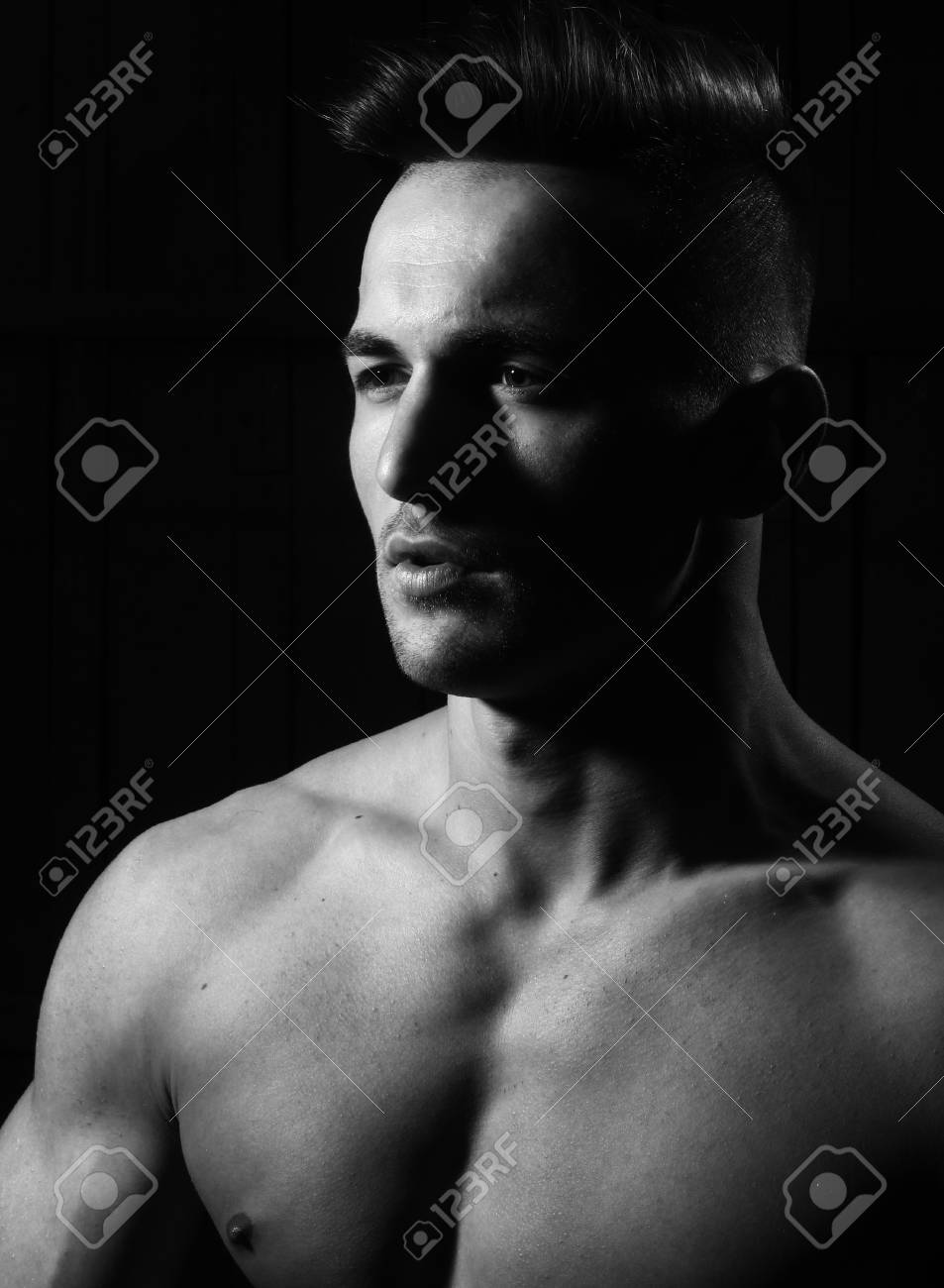 Retrato Superior Sensual De La Mitad Del Hombre Atlético Fuerte Joven Macho  Caliente Con Corte De Pelo De La Manera Que Mira Lejos Con Los Hombros  Desnudos Musculares Potentes Que Presentan En