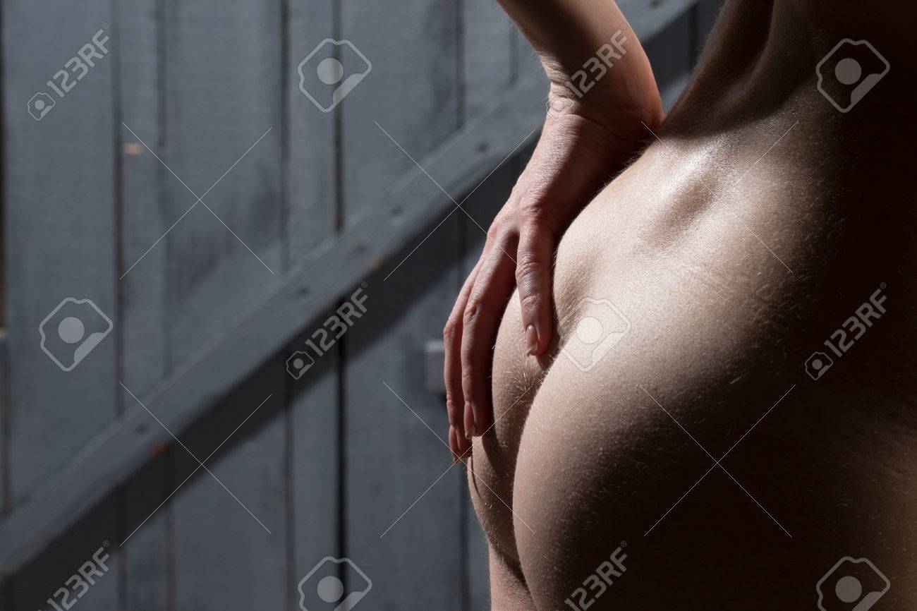 Glúteos Desnudos Femeninos De La Mujer Joven De Cerca Fotos, retratos,  imágenes y fotografía de archivo libres de derecho. Image 58949842