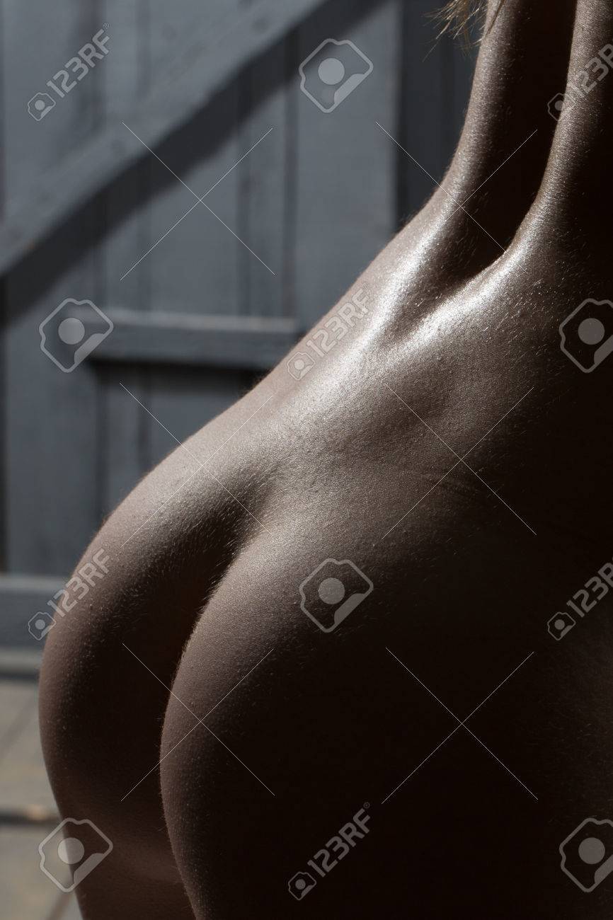 Glúteos Desnudos Femeninos De La Mujer Joven De Cerca Fotos, retratos,  imágenes y fotografía de archivo libres de derecho. Image 56084499