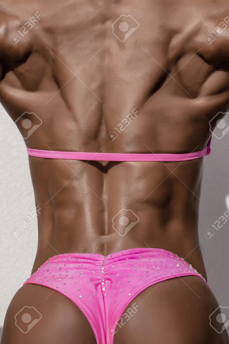 Espalda Aptitud Plantea Mujer Atlético Sobre De Fisicoculturista Fuerte Se Atractiva Joven Con Fondo En La Rosada Cuerpo Bikini Blanco Muscular OkuPZiTX