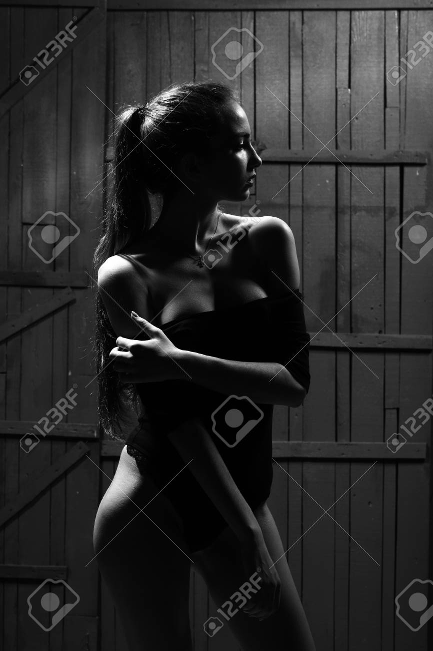 Heisse Madchen Nimmt Den Schwarzen Bodysuit Aus Attraktive Junge Madchen Nach Dem Schwimmen Entkleiden Lizenzfreie Fotos Bilder Und Stock Fotografie Image 58165134