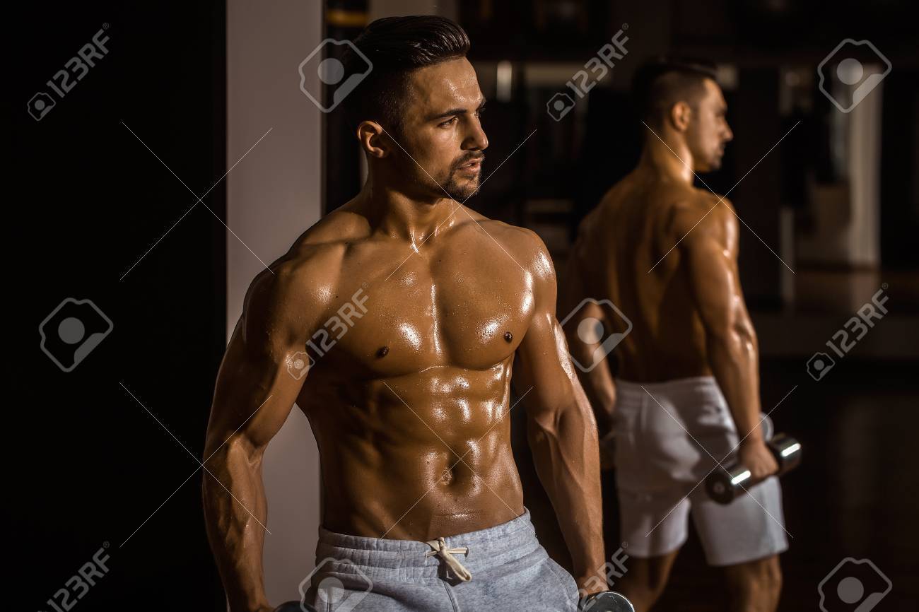 beau jeune homme avec corps torse nu musclé torse et la poitrine de