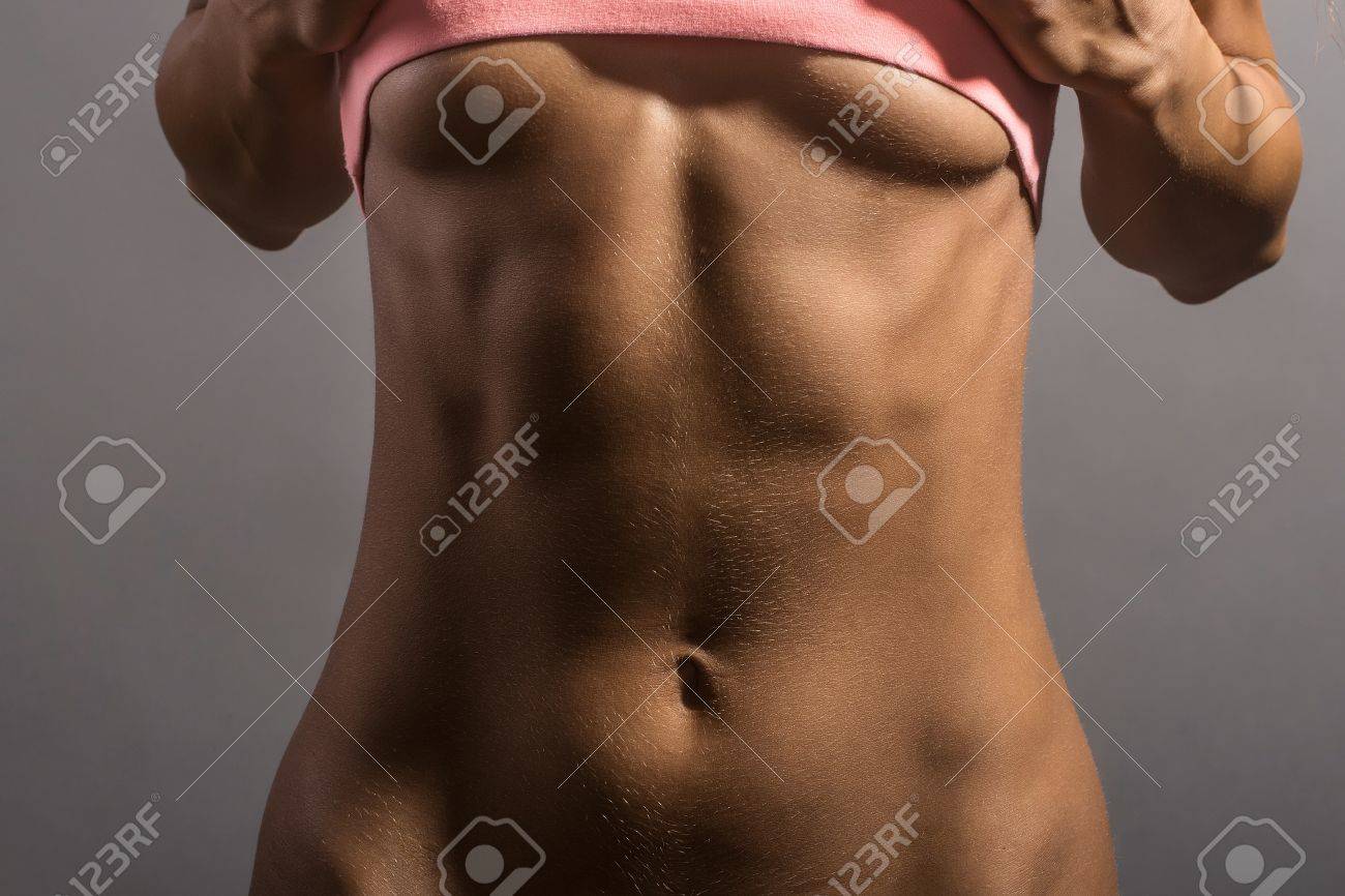 Junge, Sportliche Mädchen Mit Schlanken Körper Und Nackten Bauch Mit Sechs  Packungen In Rosa Sportbekleidung Im Studio Auf Grauem Hintergrund  Lizenzfreie Fotos, Bilder Und Stock Fotografie. Image 59859824.