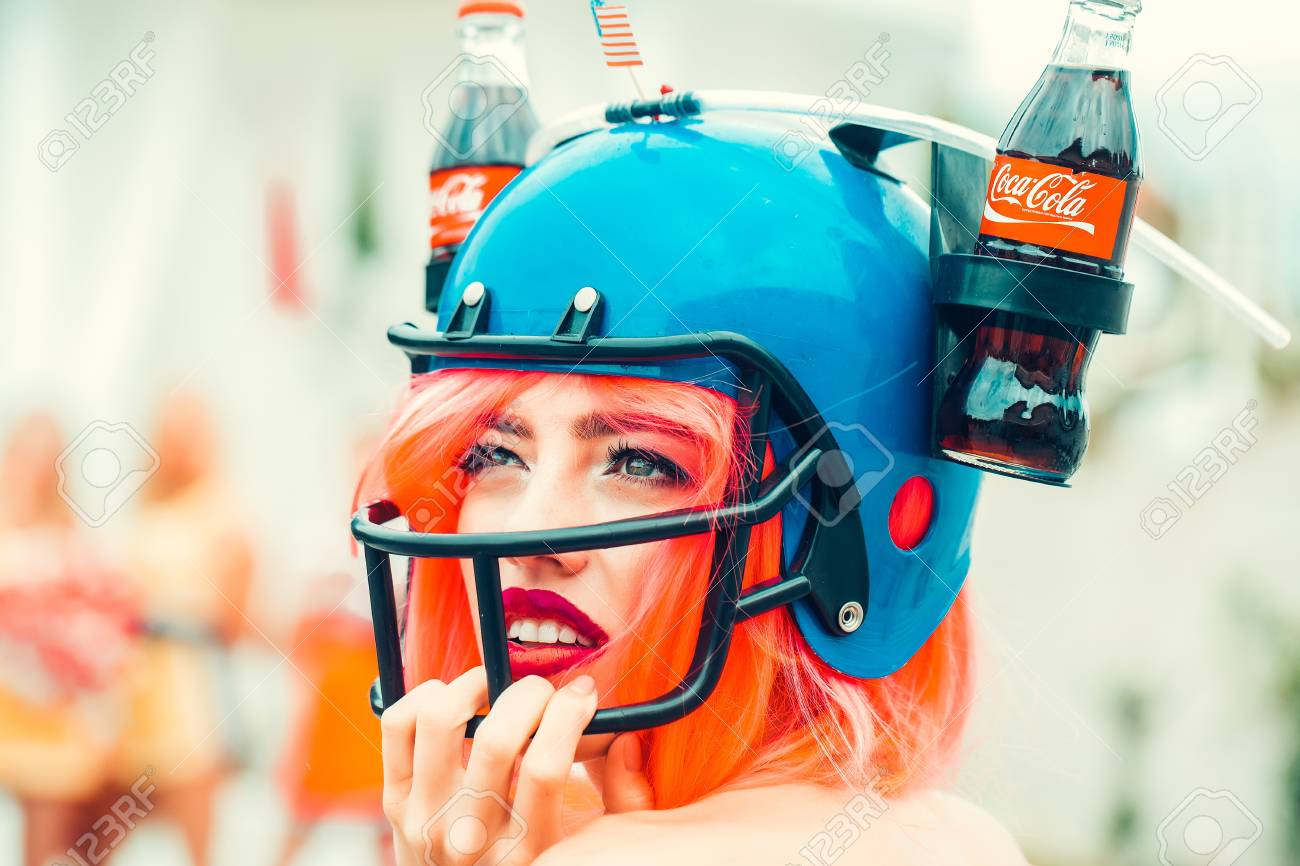 ウクライナ キエフ 16 年 7 月 27 日 若い愛国的でセクシーな女性きれいな顔とコカ コーラのボトルとアメリカ独立記念日を祝う米国旗サッカー ドリンク ヘルメットでオレンジ色の髪 の写真素材 画像素材 Image