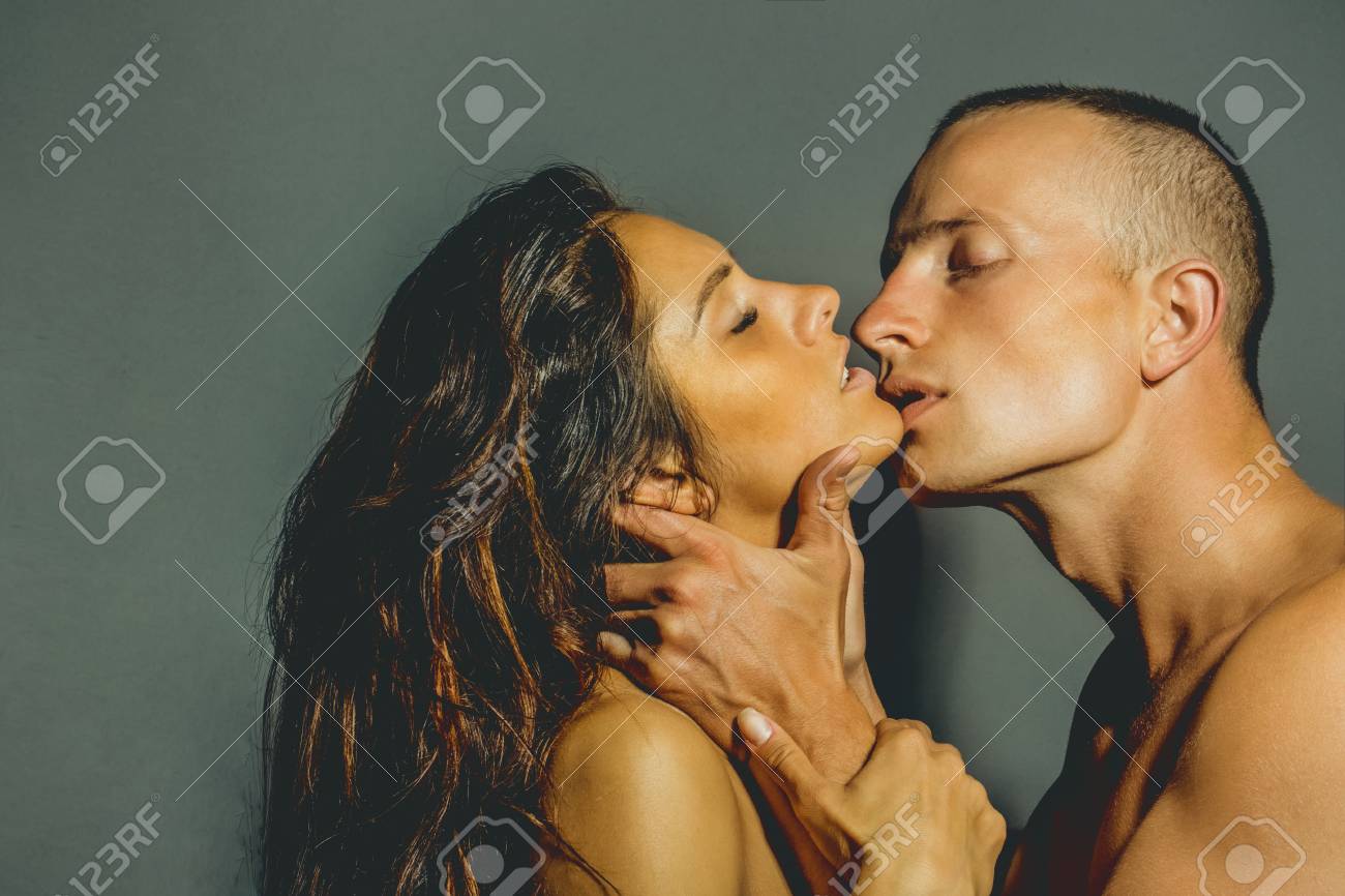 ハンサムな男を抱きしめると裸のきれいな女性のキスの若いセクシーなカップルは 灰色の背景の裸の肩に長い髪 の写真素材 画像素材 Image ハンサムな男を抱きしめると裸のきれいな女性のキスの若いセクシーなカップルは 灰色の背景の裸の肩に長い髪 の写真素材 画像素材 Image
