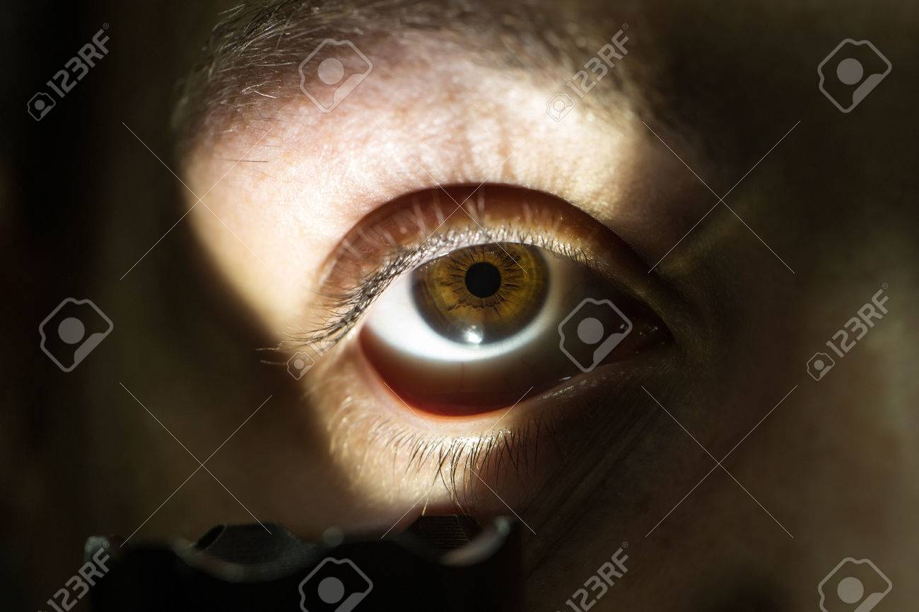 светит фонариком в лицо. фонарь светит в камеру. ультрафиолетовое излучение в медицине. что будет если светить фонариком в глаза. светят фонариком в глаза.