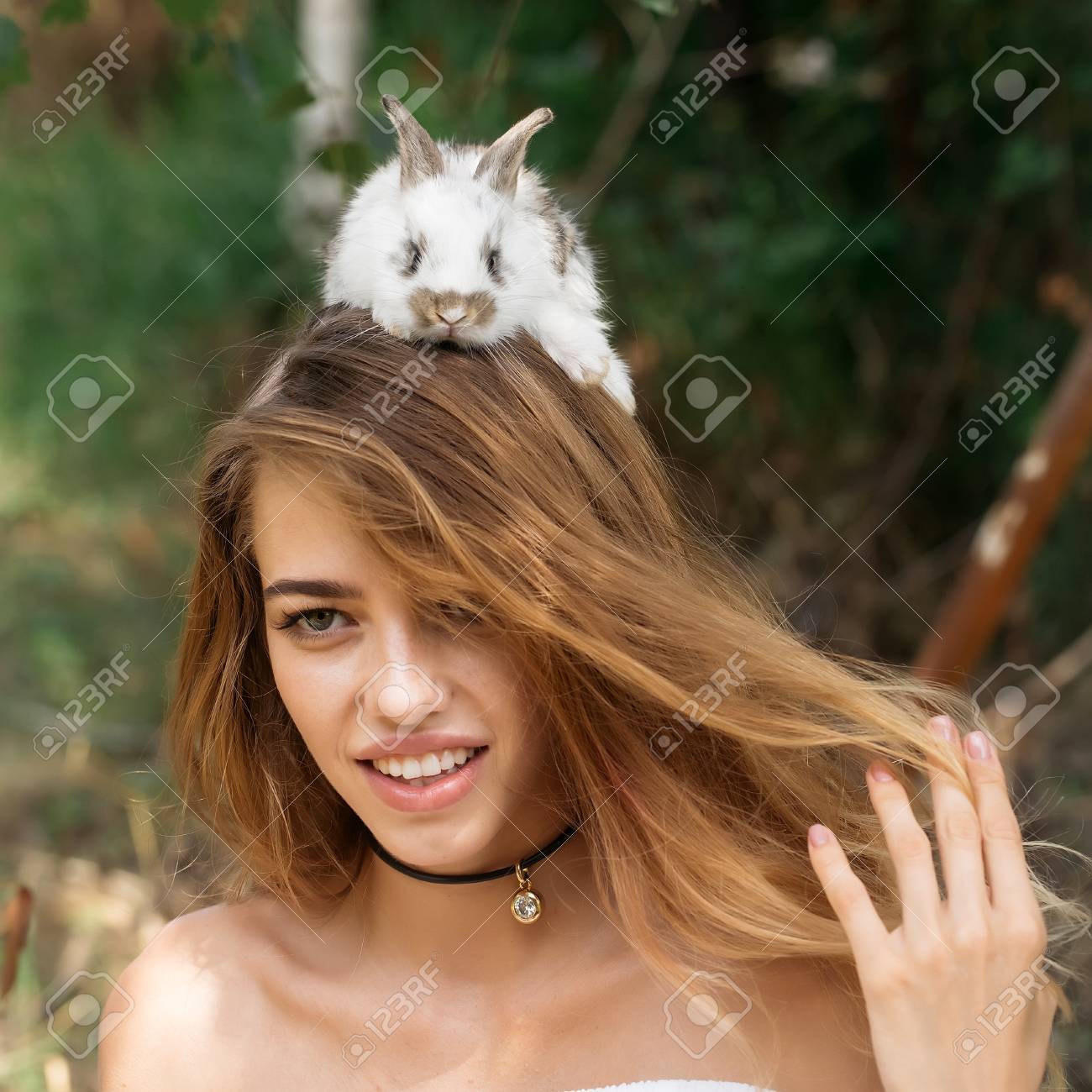 かなり若い女性かわいいウサギ自然背景に夏の日に頭の上に長い髪 の写真素材 画像素材 Image