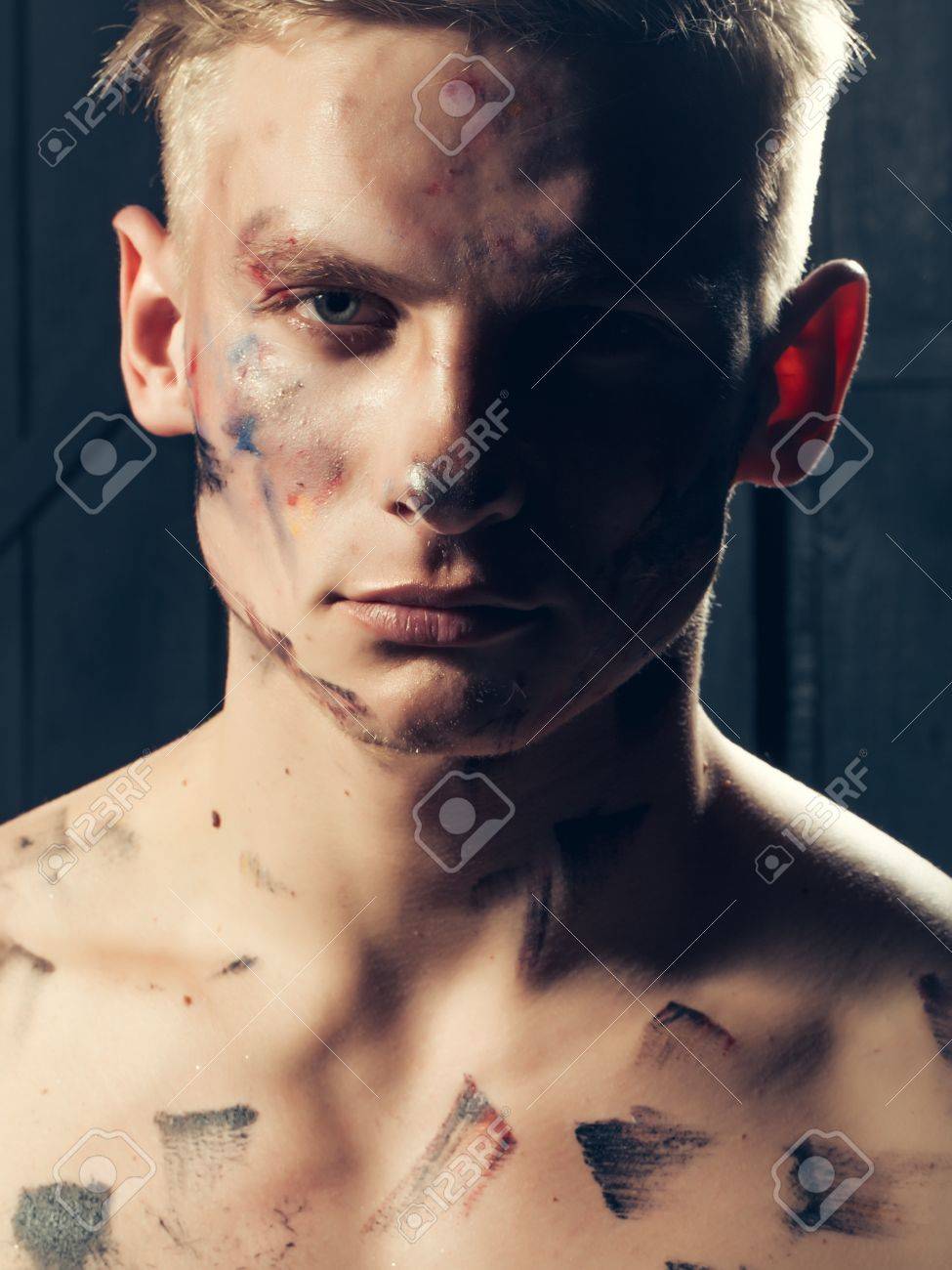 塗られた顔と胸見て汚いセクシーな若い男 の写真素材 画像素材 Image