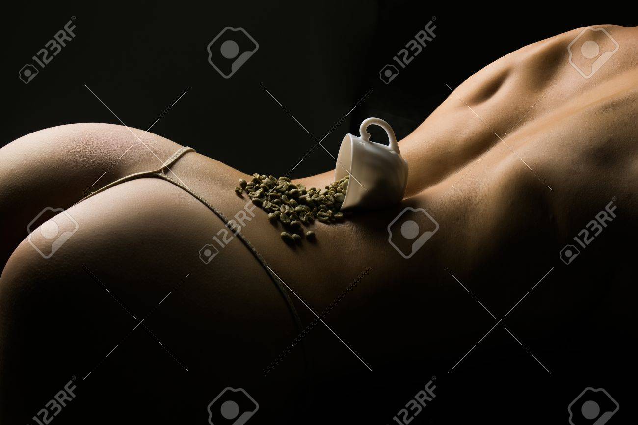 Sexy Weibliche Gesass Oder Hintern Der Jungen Frau Mit Nackten Boden Auf Flexiblen Korper Und Kaffeetasse Mit Gerosteten Bohnen Auf Auf Schwarzem Hintergrund Im Studio Zuruck Lizenzfreie Fotos Bilder Und Stock Fotografie