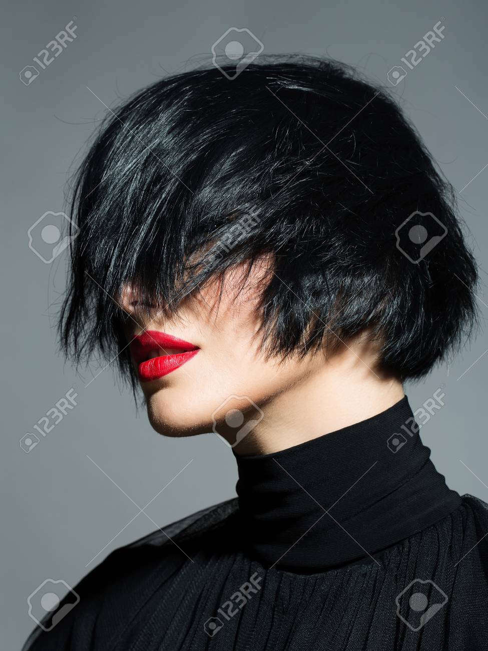 Joven Mujer Sexy O Nina Con Pelo Corto Morena Elegante Y Labios Rojos En La Cara Bonita En Pano Negro Sobre Fondo Gris Primer Fotos Retratos Imagenes Y Fotografia De Archivo Libres