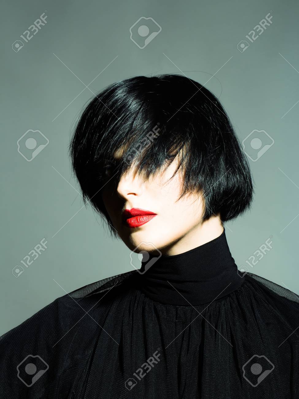 Joven Mujer Sexy O Nina Con Pelo Corto Morena Elegante Y Labios Rojos En La Cara Bonita En Pano Negro Sobre Fondo Gris Primer Fotos Retratos Imagenes Y Fotografia De Archivo Libres