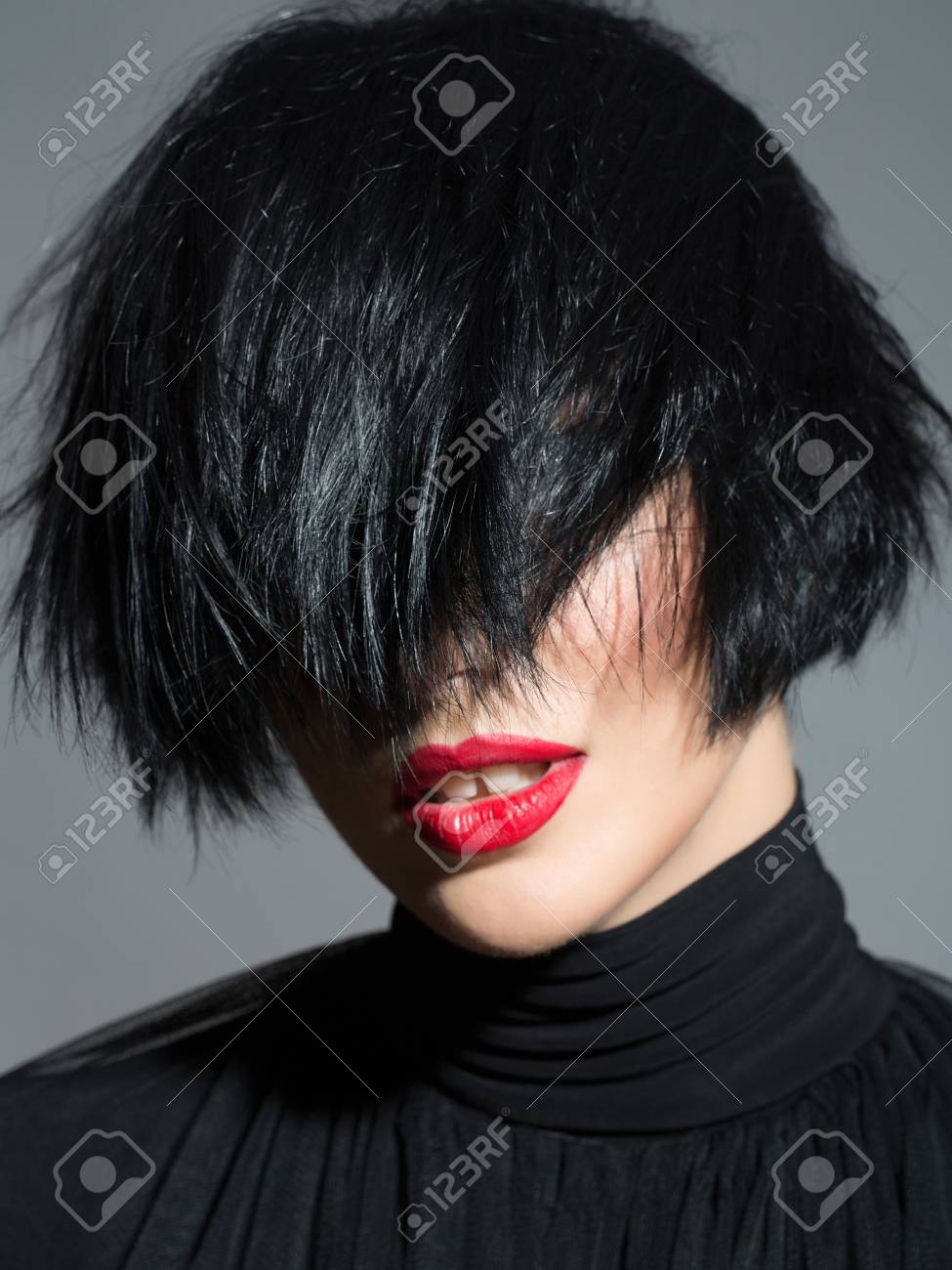 Mujer Atractiva Joven O Nina Con El Pelo Corto Morena Elegante Y Los Labios Rojos En Cara Bonita En El Pano Negro Sobre Fondo Gris De Cerca Fotos Retratos Imagenes Y Fotografia