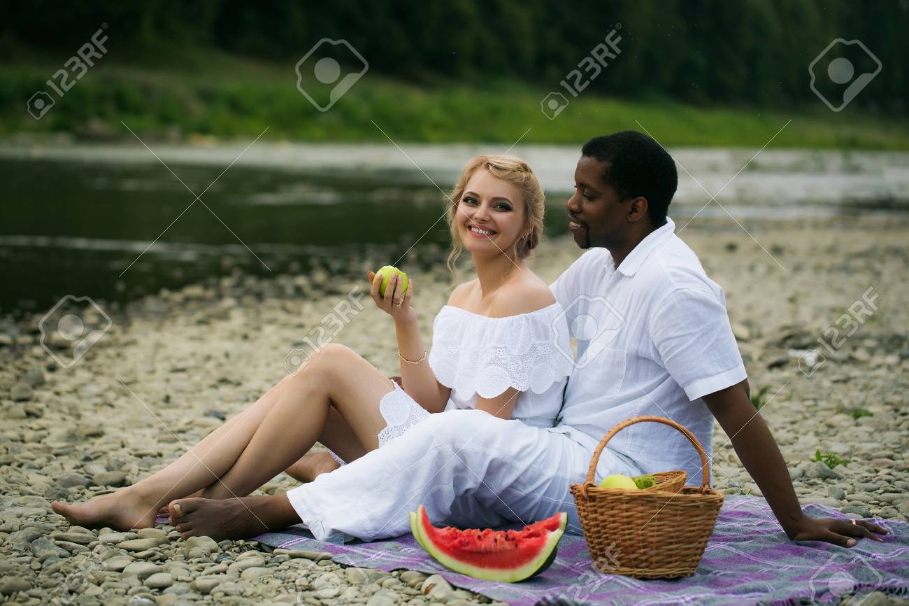 Couple Romantique De L Homme Beau Fille Afro Americaine Et Jolie Belle Femme Ont Ete Panier Pique Nique A La Riviere Sur La Plage De Galets Banque D Images Et Photos Libres De Droits Image