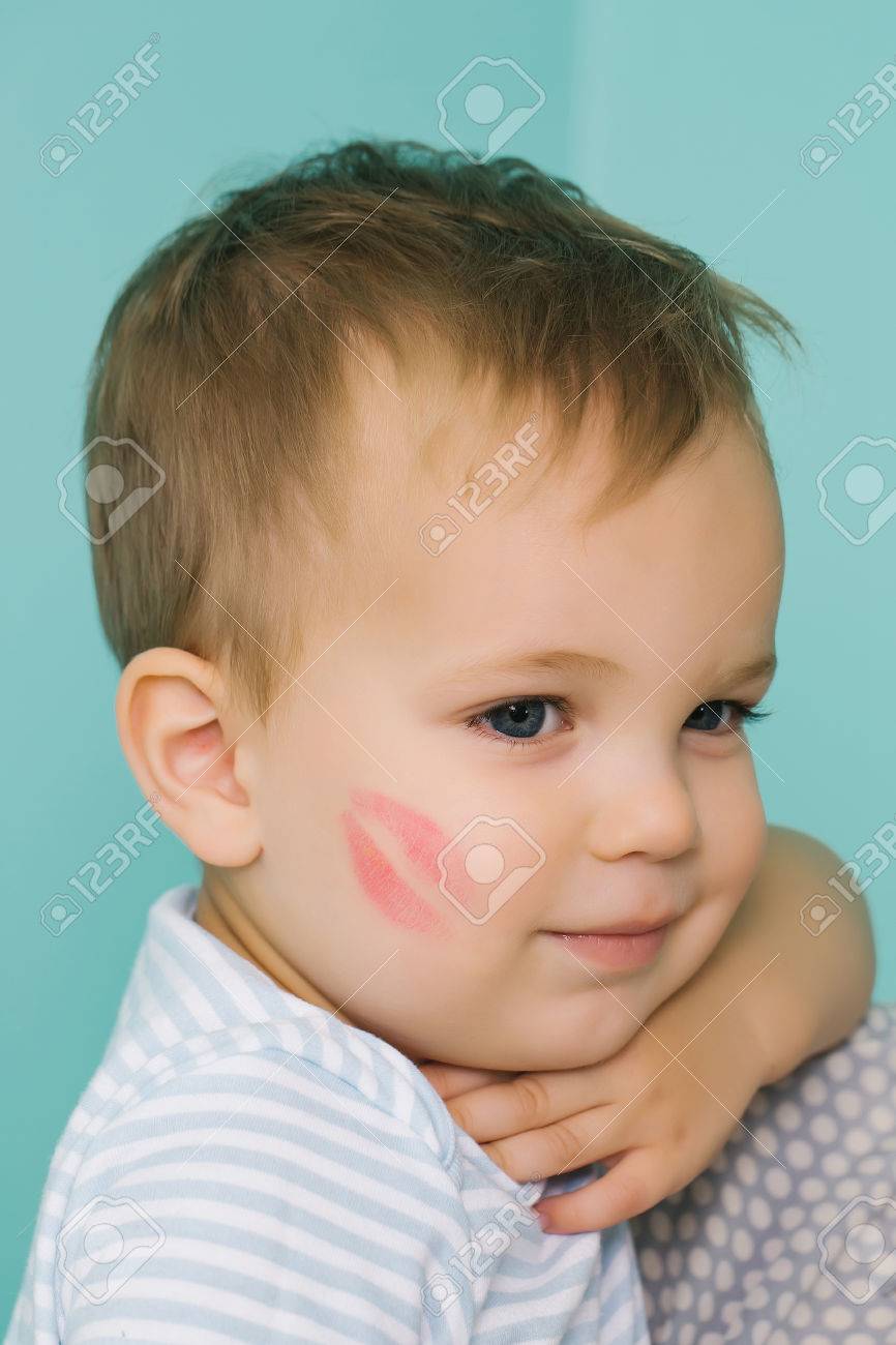 Adorable Bebe Blond Enfant Garcon Enfant Rouge Baiser Trace Sur La Joue Et De Sourire Mignon Sur Le Mur Bleu Banque D Images Et Photos Libres De Droits Image