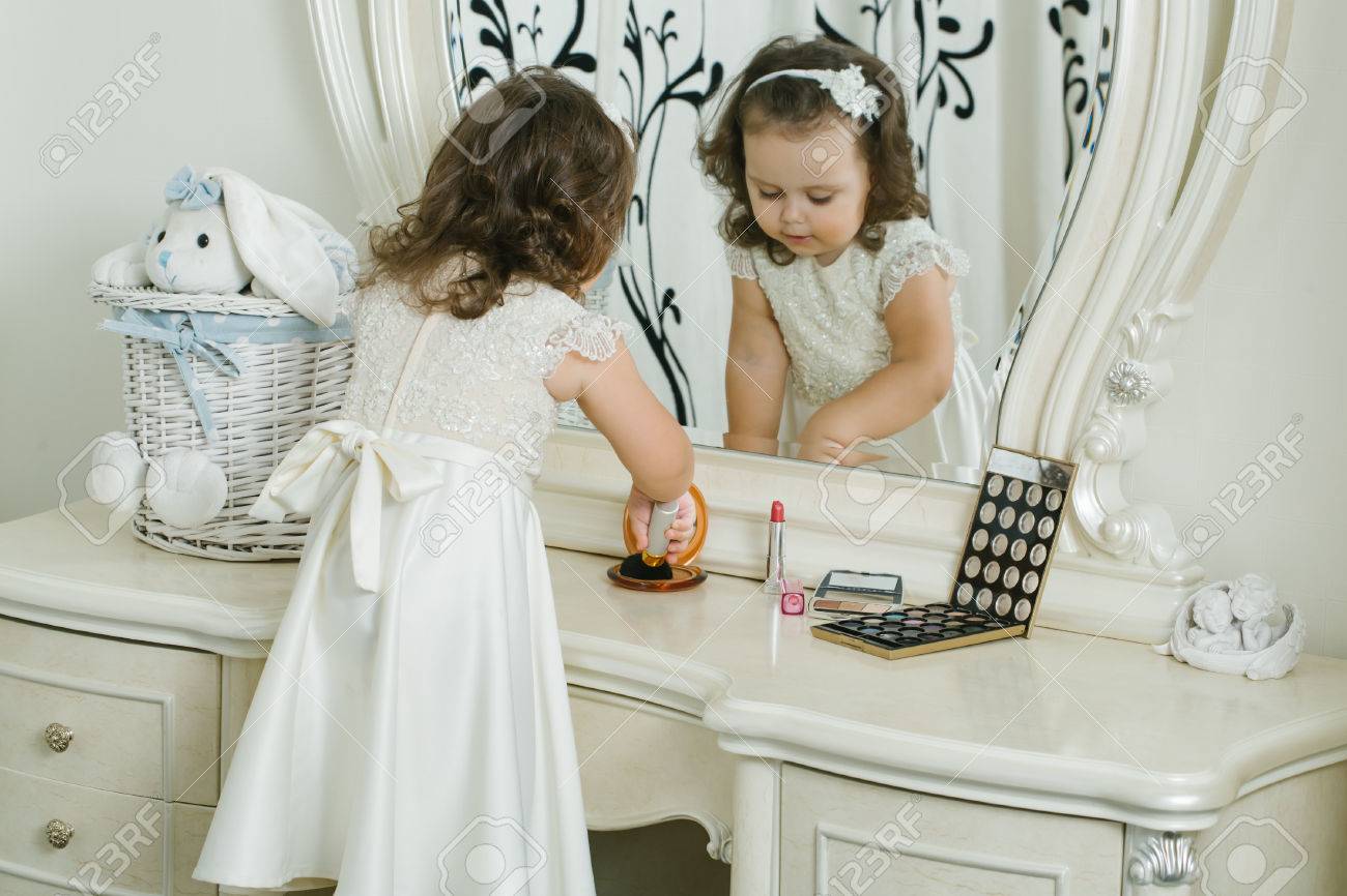 Cute Little Girl Applique Maquillage Devant Le Miroir Adorable Bebe Joue Avec Des Produits Cosmetiques Banque D Images Et Photos Libres De Droits Image