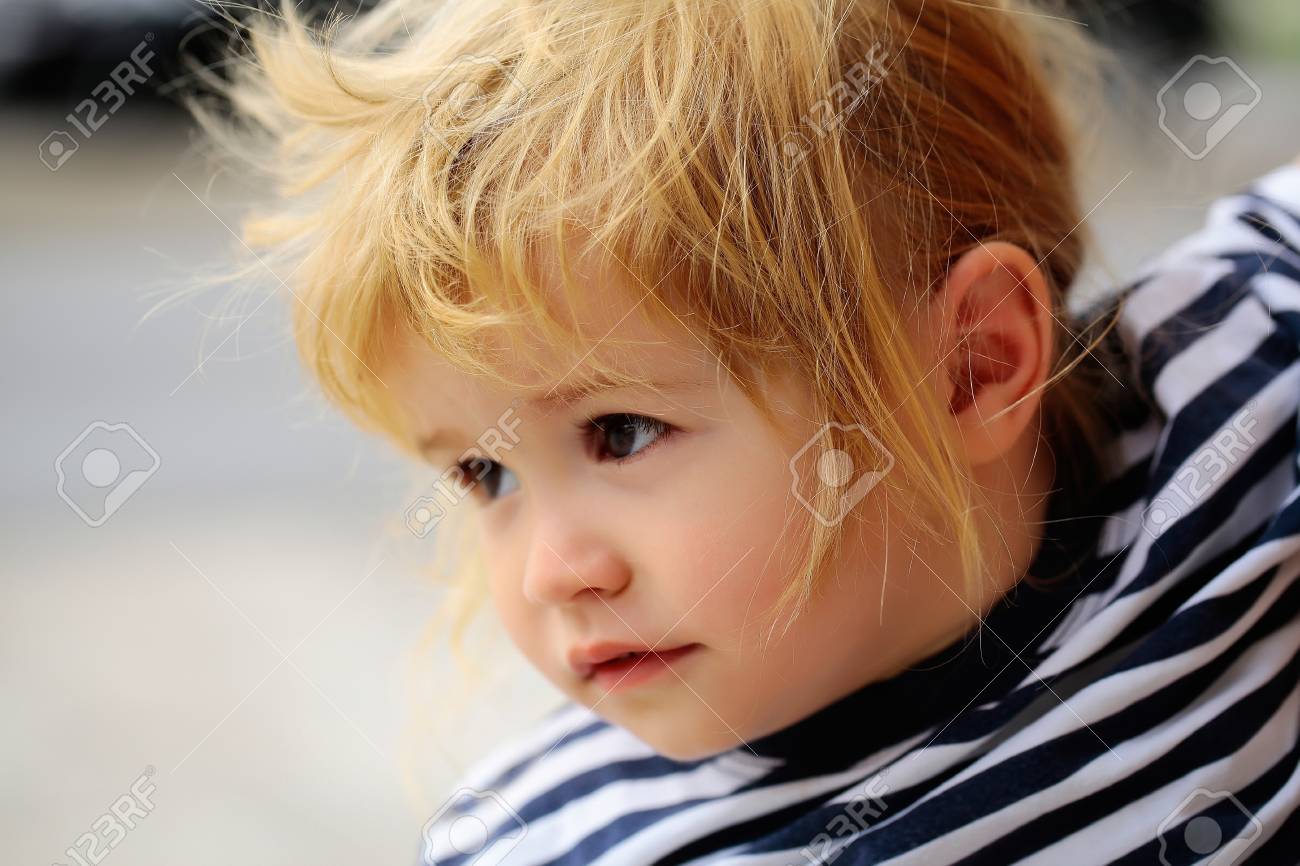 Mignon Bebe Enfant Garcon Aux Cheveux Blonds Boucles Et Les Yeux Bruns En Chemise Rayee A L Exterieur Le Jour D Ete Banque D Images Et Photos Libres De Droits Image