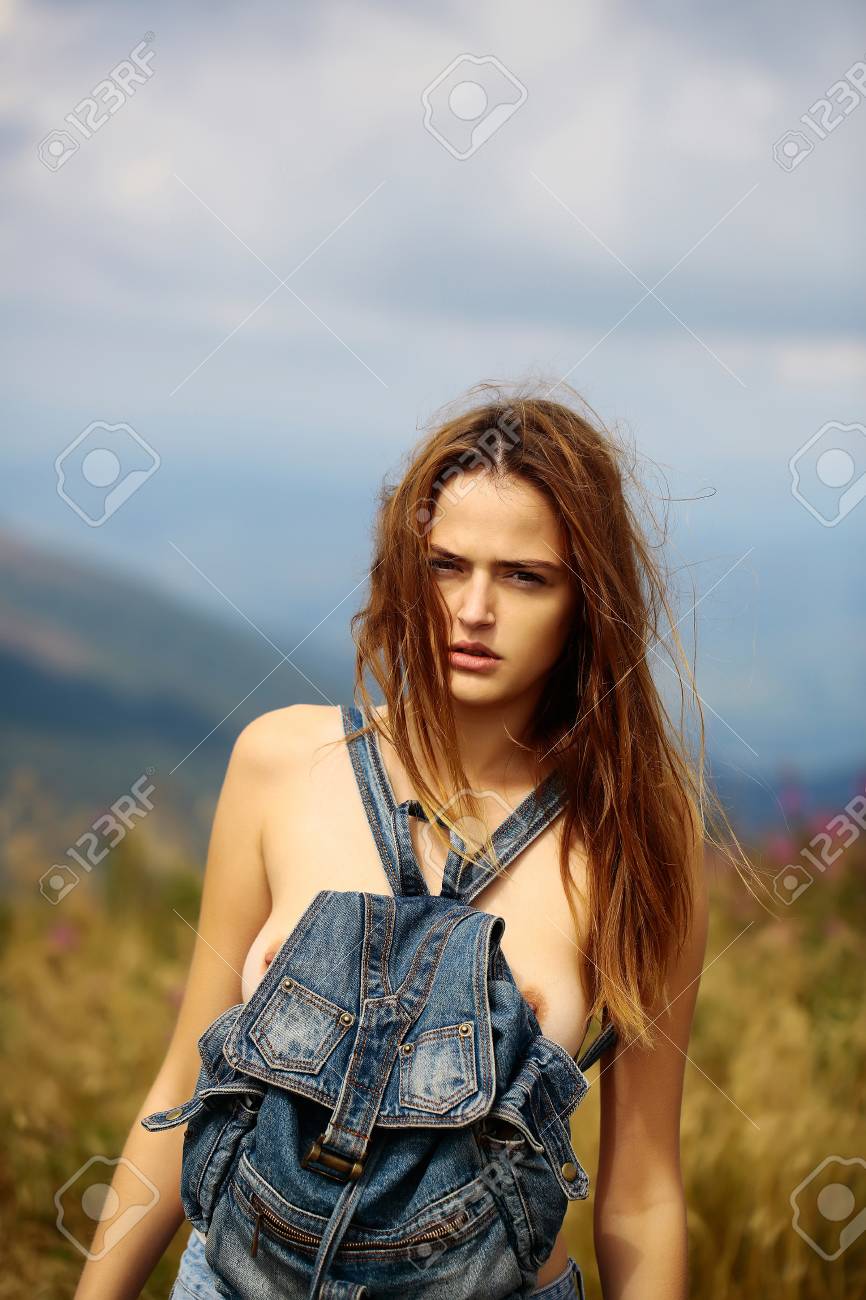 かわいいセクシーな裸の女性または裸の胸と長い髪のスタンド バッグを持つフィールドで美しい景観にまっすぐ屋外ブルー ジーンズのショート パンツの女の子 の写真素材 画像素材 Image かわいいセクシーな裸の女性または裸の胸と長い髪のスタンド バッグを持つフィールドで美しい景観にまっすぐ屋外ブルー ジーンズのショート パンツの女の子 の写真素材 画像素材 Image