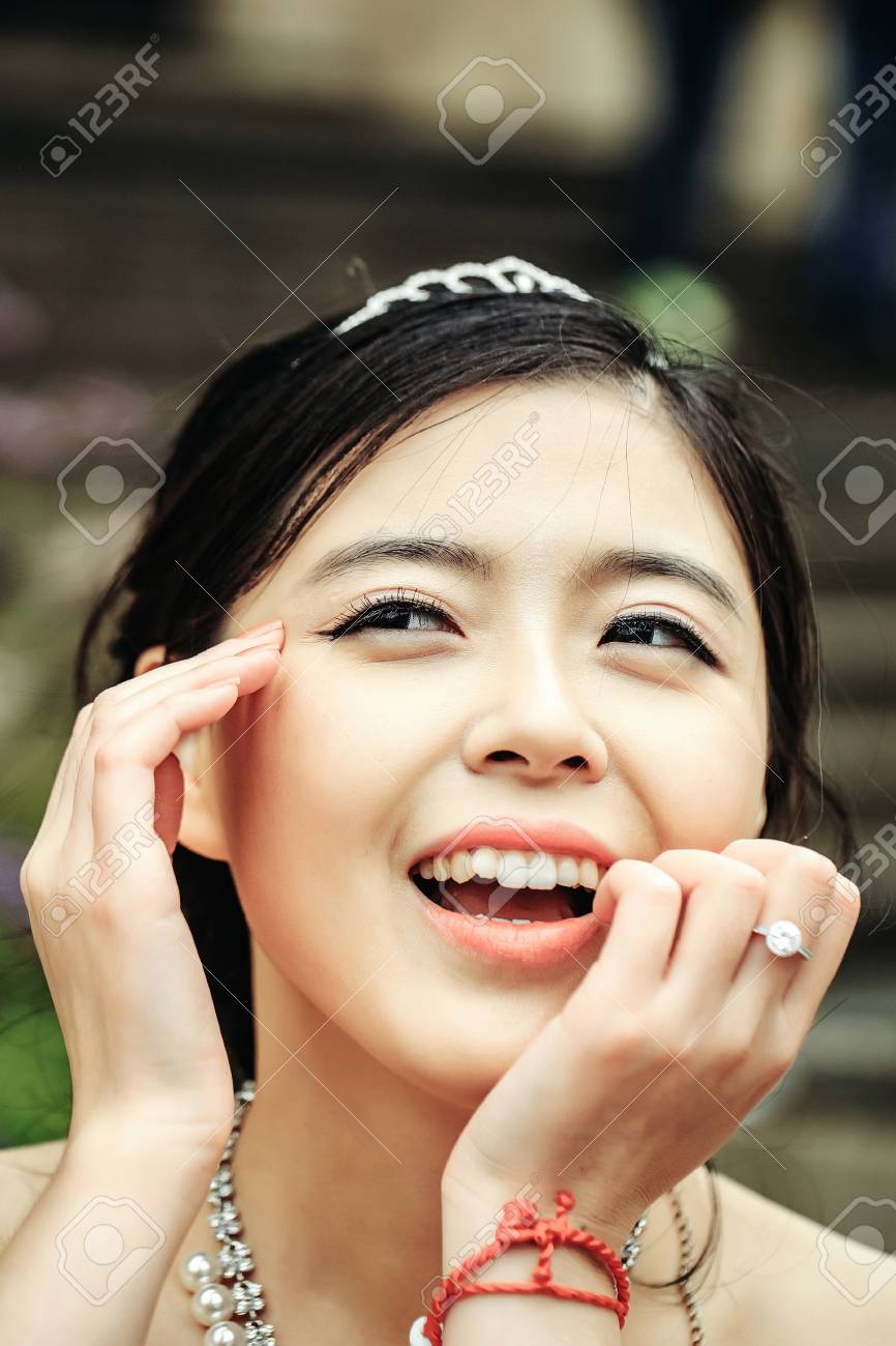 中国のかわいい幸せな笑顔の花嫁だけ人妻美しい若いアジアかわいいセクシーな瞳とクラウンを屋外の自然化粧 の写真素材 画像素材 Image