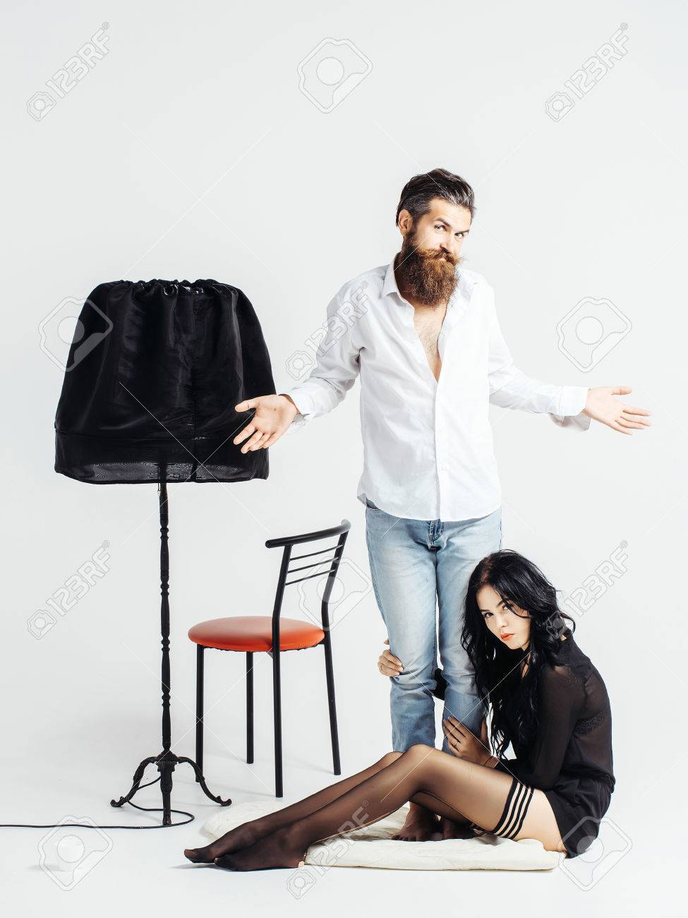 Frau sitzt auf mann gesicht