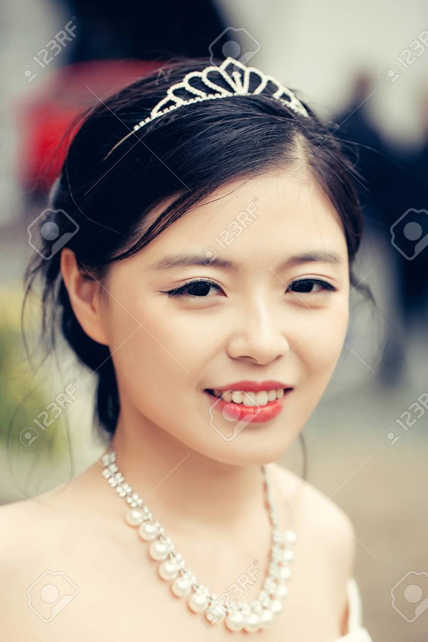 中国のかわいい幸せな笑顔の花嫁だけ人妻美しい若いアジアかわいいセクシーな瞳とクラウンを屋外の自然化粧 の写真素材 画像素材 Image