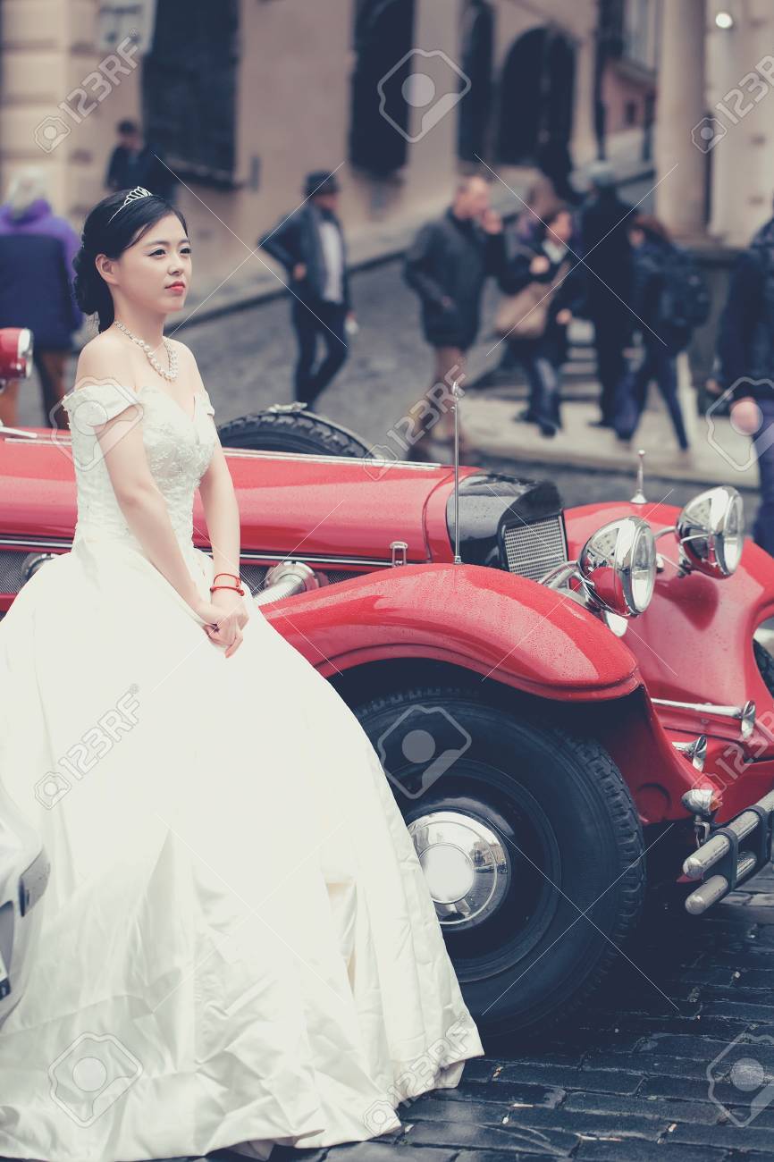 Junge Chinesische Nette Reizvolle Frau Der Hubschen Madchenbraut Im Langen Weissen Hochzeitskleid Steht Draussen Nahe Rotem Retro Auto Lizenzfreie Fotos Bilder Und Stock Fotografie Image 67563047