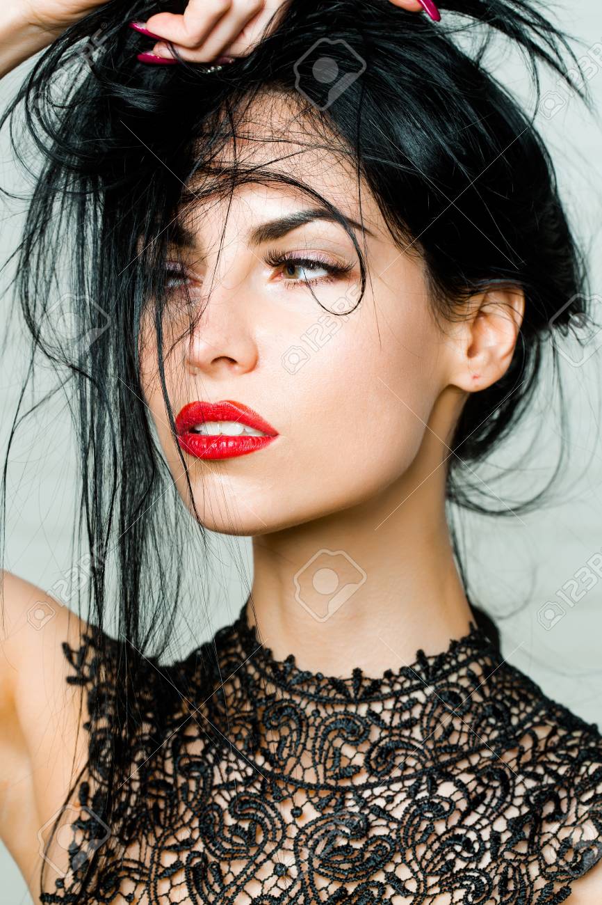 エレガントなメイクの顔に長いブルネットの髪と灰色の背景の赤い唇かわいい女の子若い美人かわいいセクシーな女性モデル の写真素材 画像素材 Image